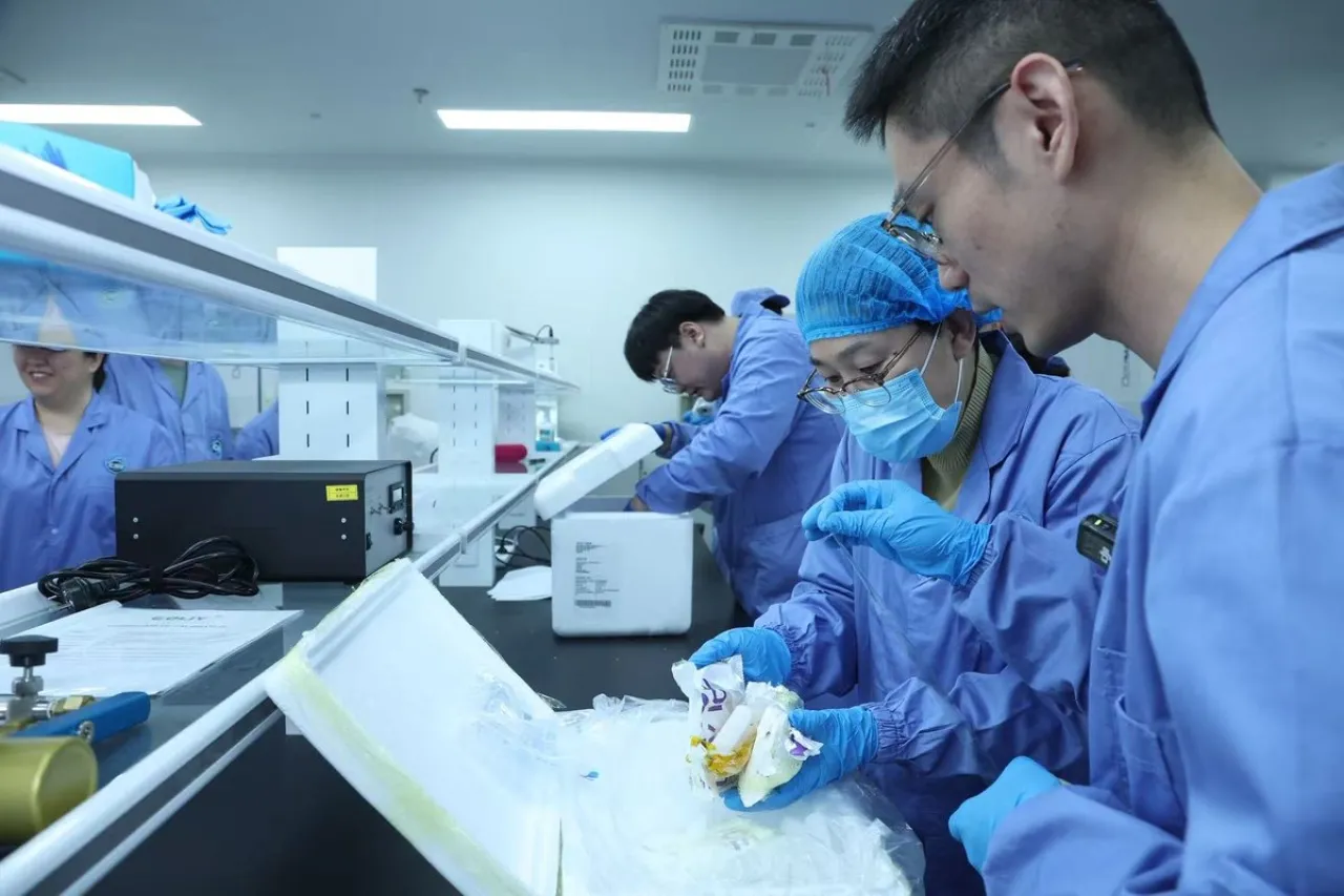 Çin'in Uzay İstasyonundan 46 Kilogramlık Bilimsel Numuneler Dünya'ya Getirildi