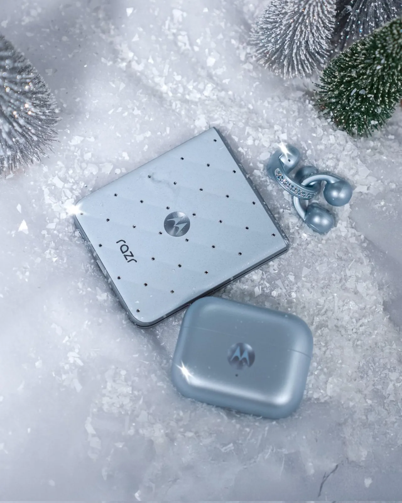 Motorola Kışın En Şıkını Arıyor: Razr Ultra ve Aksesuarları Kazanma Şansı