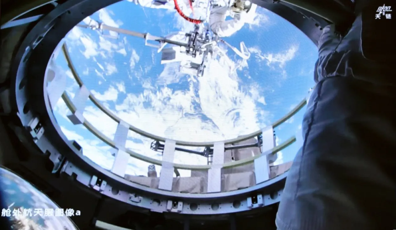 Shenzhou 21: 5,5 Saatlik Tarihi Uzay Yürüyüşü Tamamlandı