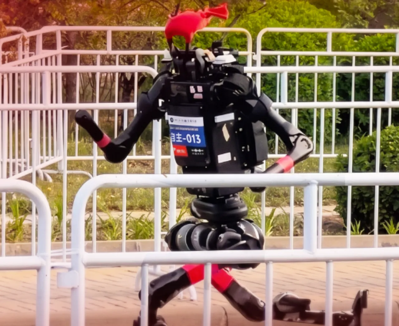 Unitree H1 Robotu İnsanlık Rekorunu Kırdı: 1.9 km'yi 4 Dakikada Tamamladı