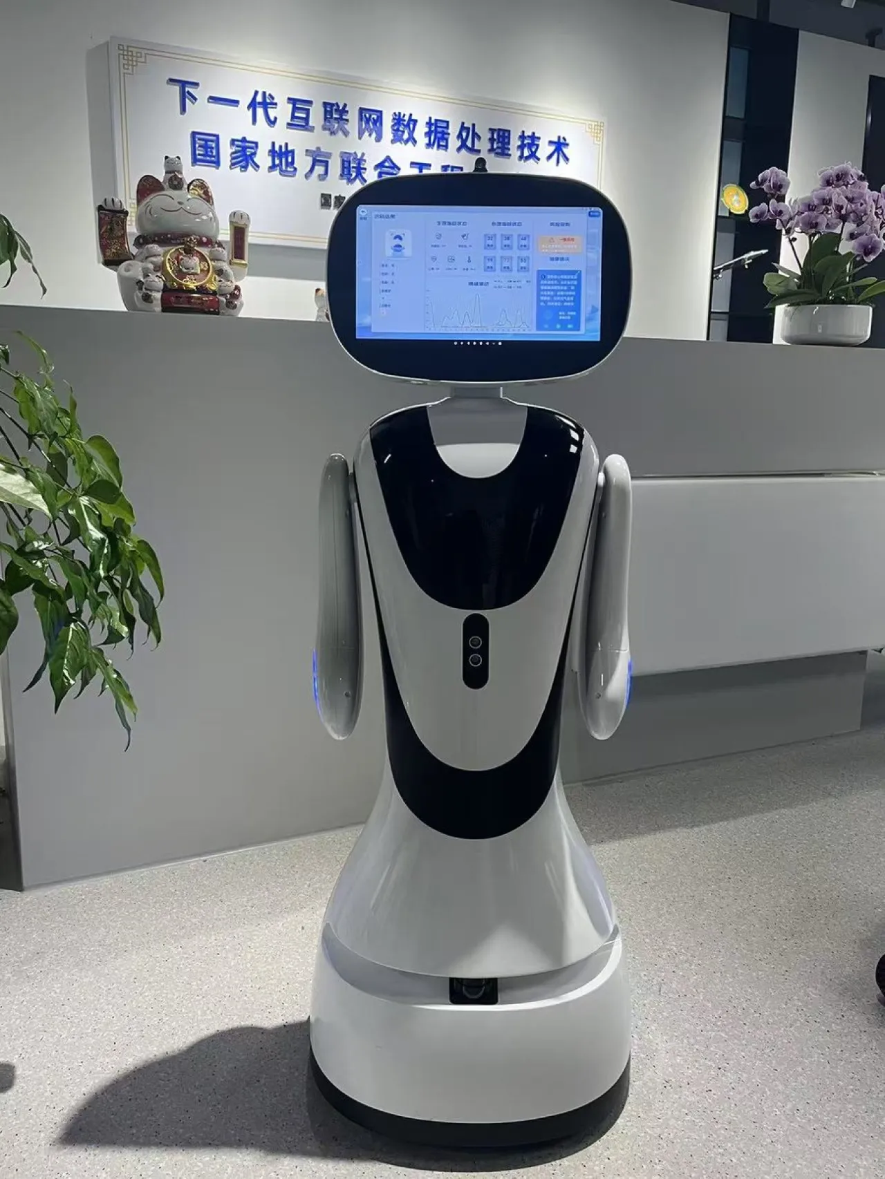 Kangbao: 30 Saniyede Temassız Vücut Taraması Yapan Sağlık Robotu