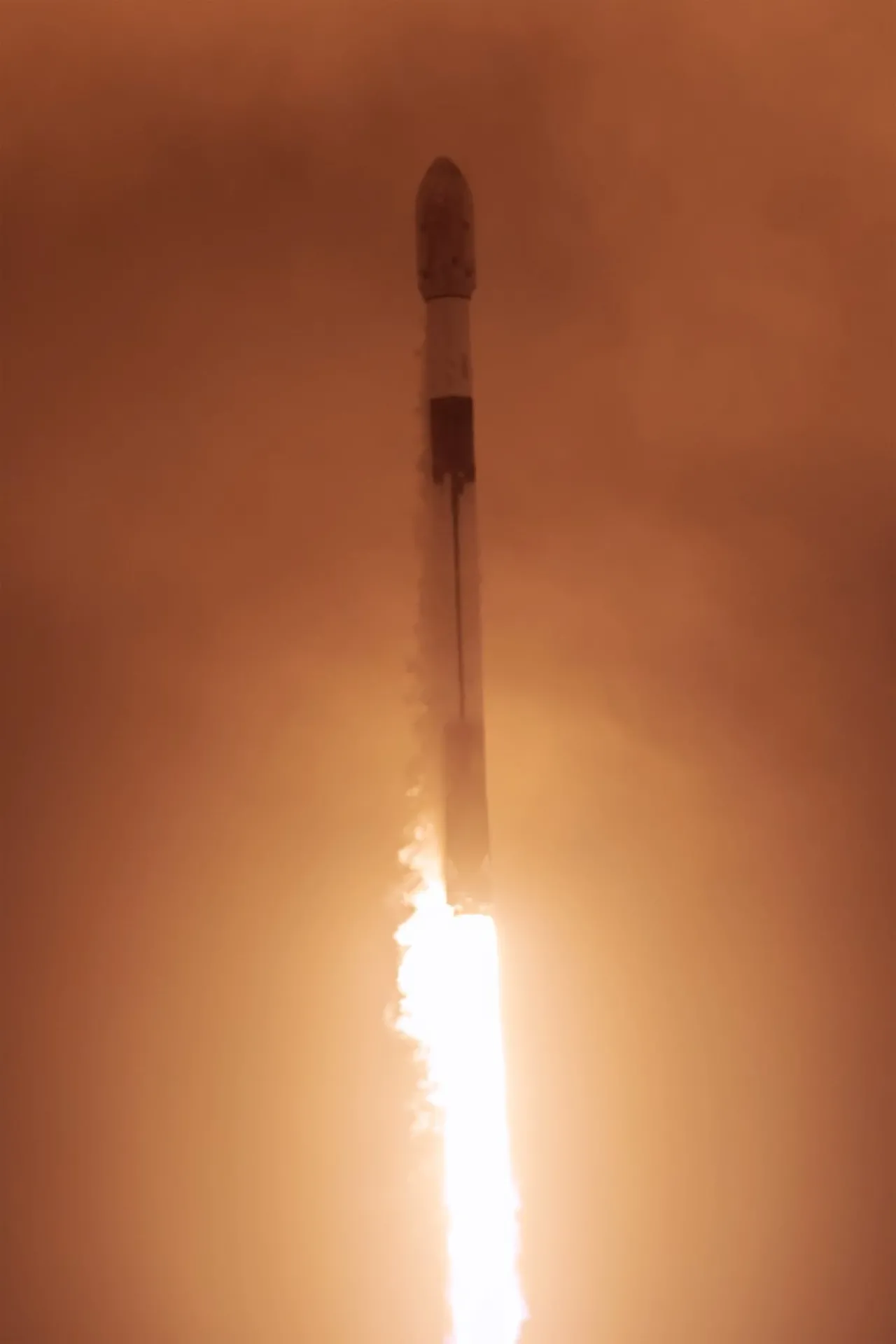 SpaceX Falcon 9 ile Kaliforniya'dan 24 Starlink Uydusunu Fırlattı